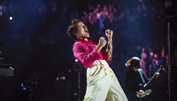 Harry Styles Dedicates “Kiwi” to Halsey During Tour Stop at Madison Square Garden – Celeb Secrets