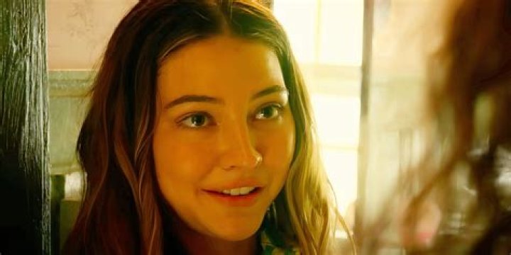 Madelyn Cline | Sarah Cameron, Outer Banks, Chase Stokes, Boyfriend, Netflix, Birthday, Age, Stranger Things, Tina, Career, Father, Parents. Wiki, Wikipedia, Bio, Instagram